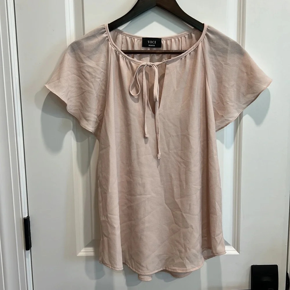 Vici Women’s Blouse Top Career Academia Romantic Flutter Sleeve Blush Pink Nice